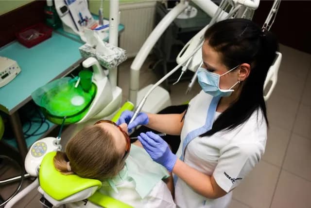 Czy dentysta może dać zwolnienie? Kiedy i jak uzyskać L4 od stomatologa